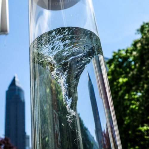 Eine wasserverwirbelung in einem Glaszylinder