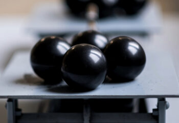 Schwarze Kugeln auf einer metallischen Konstrukzion