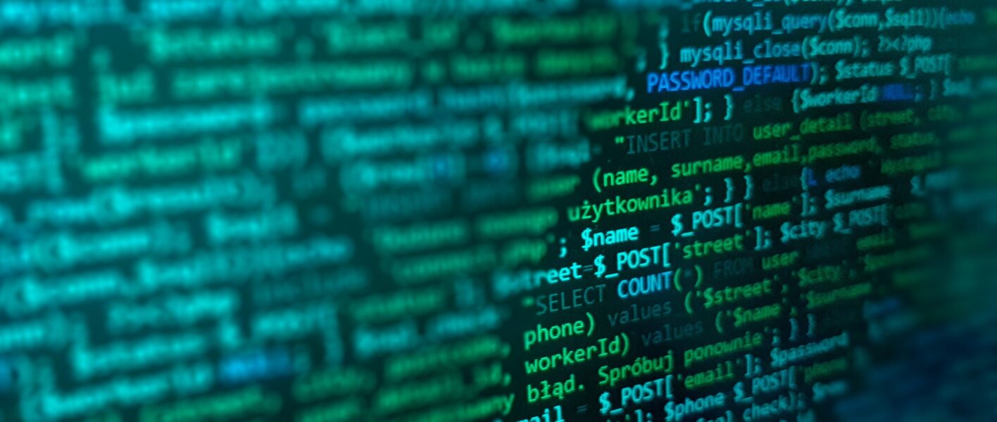 Bildschirm mit grünem und blauem Programmiercode auf schwarzem Hintergrund, zeigt SQL-Befehle und Variablen
