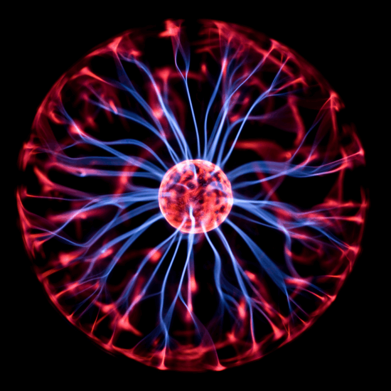 Plasmakugel mit leuchtenden roten und blauen elektrischen Entladungen, die vom zentralen Kugelkern radial nach außen verlaufen.