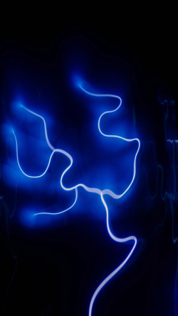 Leuchtende, blaue, geschwungene Linie vor dunklem Hintergrund