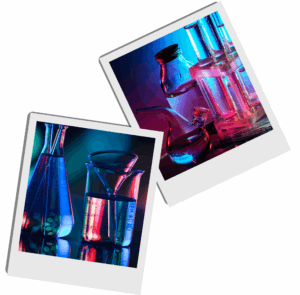 Zwei Polaroid-Fotos mit Laborgeräten: ein Becherglas und ein Erlenmeyerkolben mit Flüssigkeiten, sowie ein Reagenzglasständer mit mehreren Reagenzgläsern und einem Kolben, beleuchtet in Blau- und Rottönen.