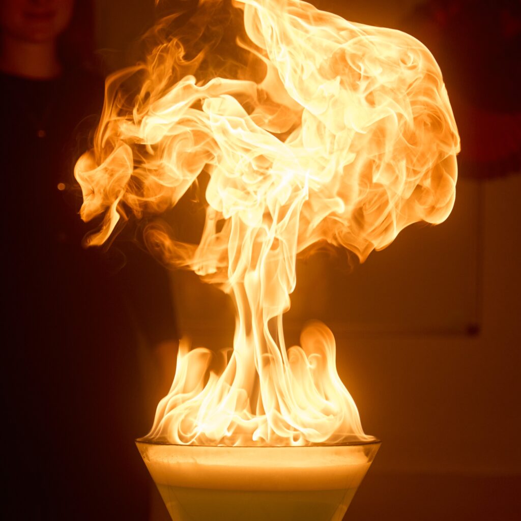 Das Bild zeigt ein Feuer Experiment