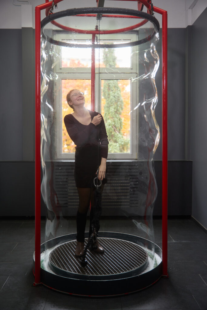 Mädchen in riesiger Seifenblase